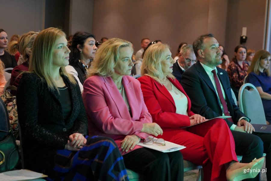 Na zdjęciu m.in: wiceprezydent Gdyni Tomasz Augustyniak, prezes Polskiej Organizacji Turystycznej Małgorzata Wilk-Grzywna, prezes Pomorskiej Organizacji Turystycznej Marta Chełkowska (fot. Magdalena Starnawska)