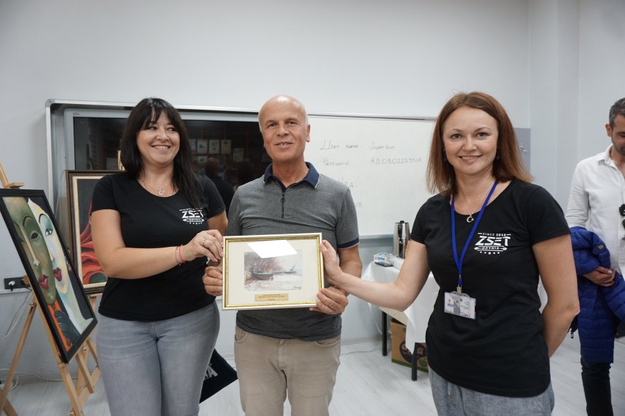 Grupa osób z obrazem 