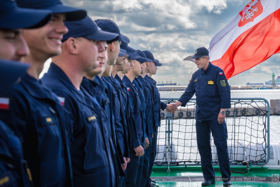 Marynarze na pokładzie okrętu