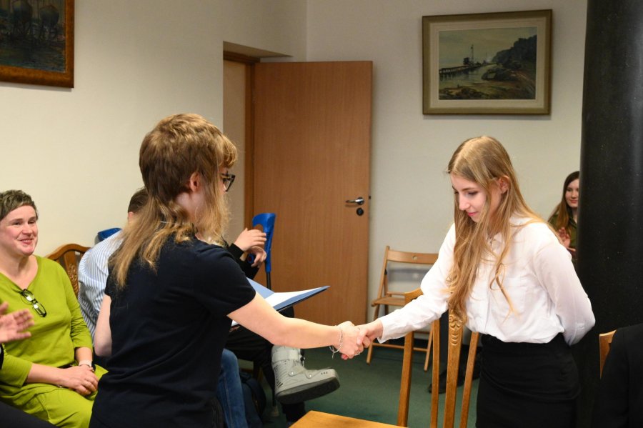 Nastolatka składa gratulacje innej nastolatce