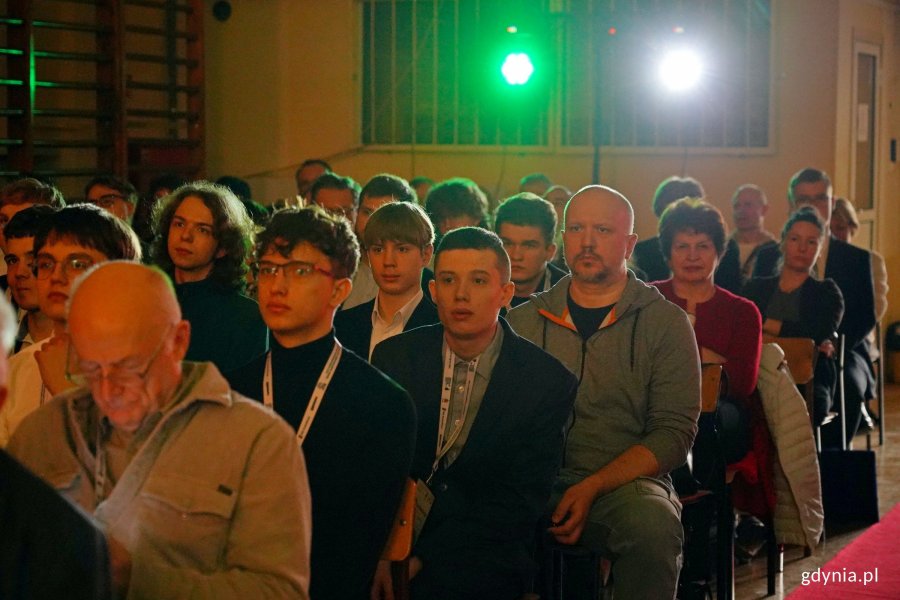 Uczestnicy olimpiady zgromadzeni w auli podczas gali finałowej XLIX Og&oacute;lnopolskiej Olimpiady Wiedzy Elektrycznej i Elektronicznej 