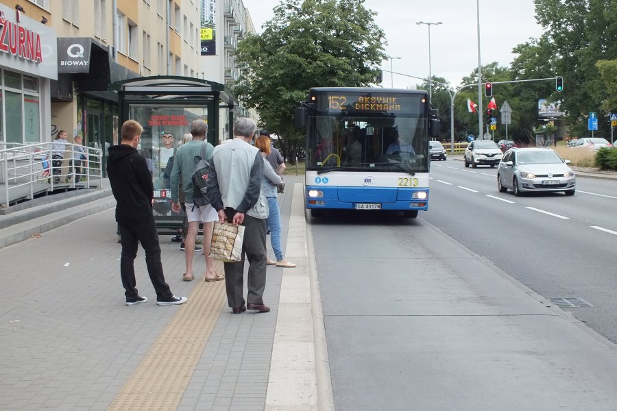 Zmodernizowana zatoka przystankowa przy ulicy Władysława IV - przystanek Kilińskiego 01 // mat. ZDiZ