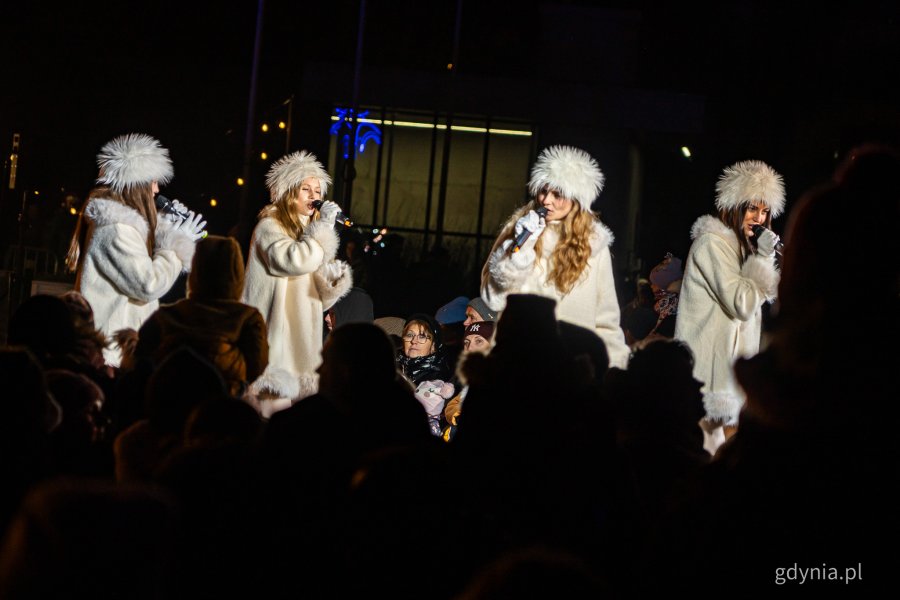 Występy wokalistów z Młodzieżowego Domu Kultury w Gdyni podczas gdyńskich mikołajek na placu Grunwaldzkim (fot. Kamil Złoch)