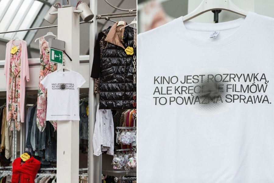 Koszulka w Halach Targowych z cytatem: „Kino jest rozrywką, ale kręcenie filmów to poważna sprawa”. // fot. Traffic Design