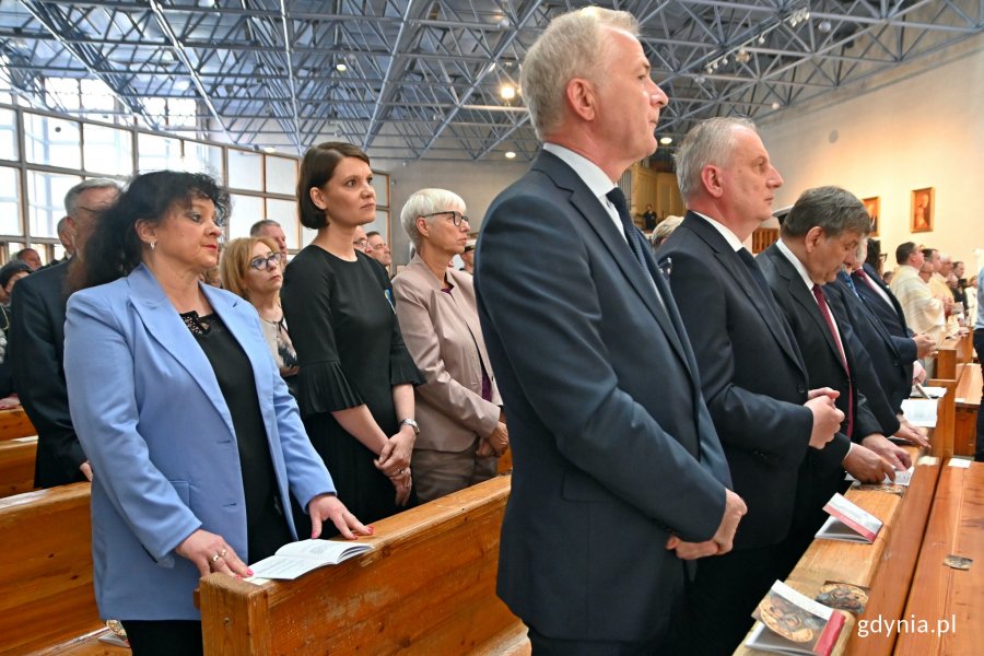 W mszy świętej z okazji koronacji obrazu uczestniczyli m.in.: senator Sławomir Rybicki, wojewoda pomorski Dariusz Drelich, poseł Janusz Śniadek, wiceprezydent Gdyni Katarzyna Gruszecka-Spychała, Joanna Zielińska - przewodnicząca Rady Miasta Gdyni, radne Elżbieta Raczyńska i Dorota Płotka oraz radny Zenon Roda // fot. Magdalena Czernek