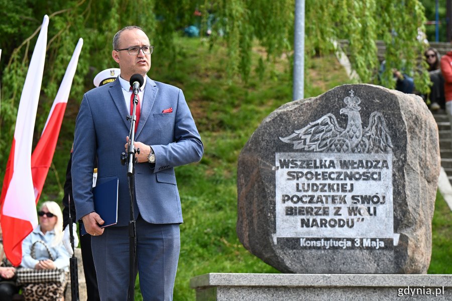 Wicewojewoda pomorski Emil Rojek przemawiający podczas uroczystości z okazji Święta Narodowego Trzeciego Maja