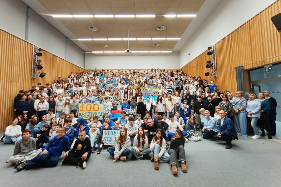 Uroczyste obchody 100-lecia Gdyni w ZSO nr 8  (fot. XVII LO w Gdyni)