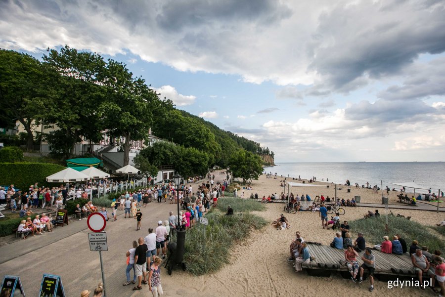 Otwarcie tarasu z nową sceną przy plaży w Orłowie, na terenie ogródka kawiarnianego Domku Żeromskiego przy skansenie rybackim. Widok z góry na plażę i scenę // fot. Karol Stańczak