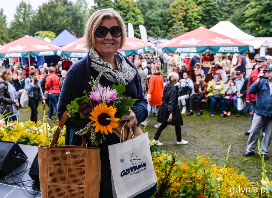 Laureaci konkursu "Gdynia w Kwiatach" odebrali z rąk przewodniczącej Rady Miasta Joanny Zielińskiej nagrody i wyróżnienia // fot. Przemysła Świderski