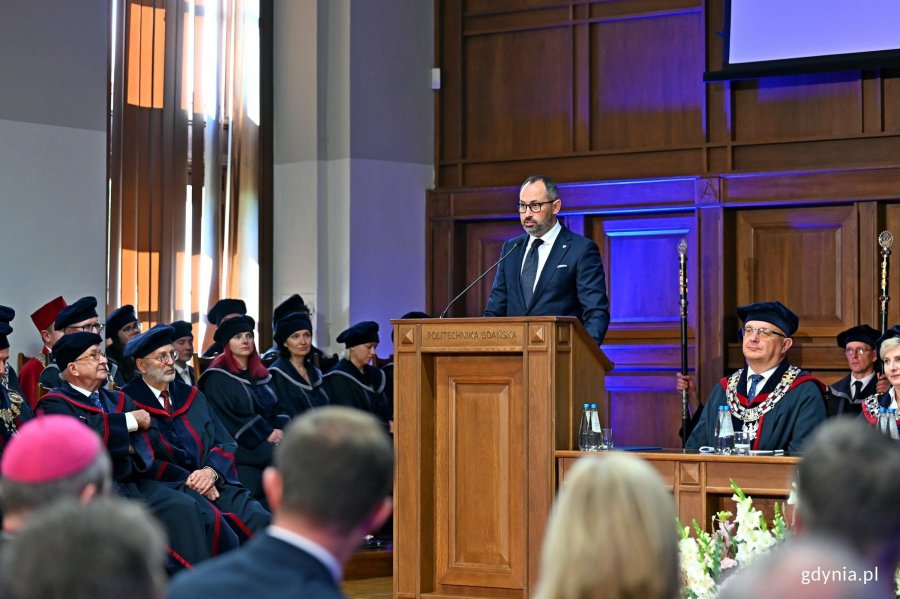 Tomasz Szturo &ndash; doradca prezydenta RP przemawiający podczas inauguracji roku akademickiego na Politechnice Gdańskiej 