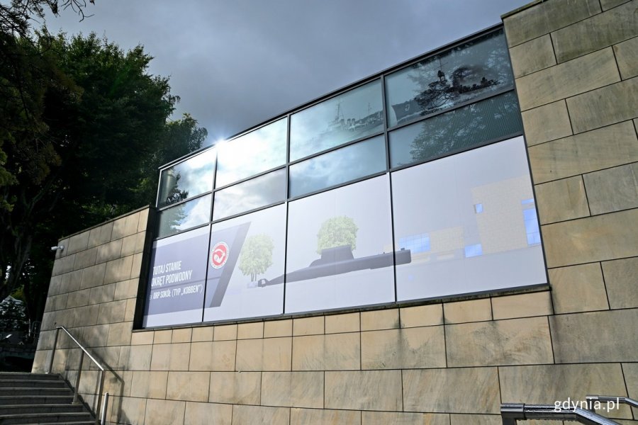 Grafika z okrętem podwodnym na szybie Muzeum Marynarki Wojennej. Po lewej napis: "Tu stanie okręt podwodny (ex ORP "Sokół", typ Kobben)