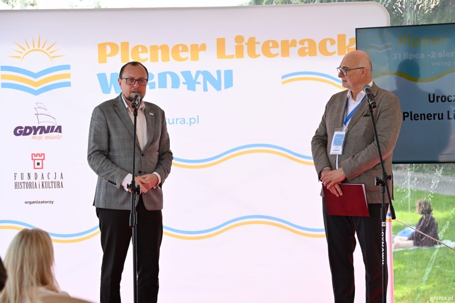 Na scenie stoją dyrektor zarządzający ds. kultury i aktywności mieszkańc&oacute;w Mariusz Bzdęga i Jacek Oryl, organizator Pleneru Literackiego