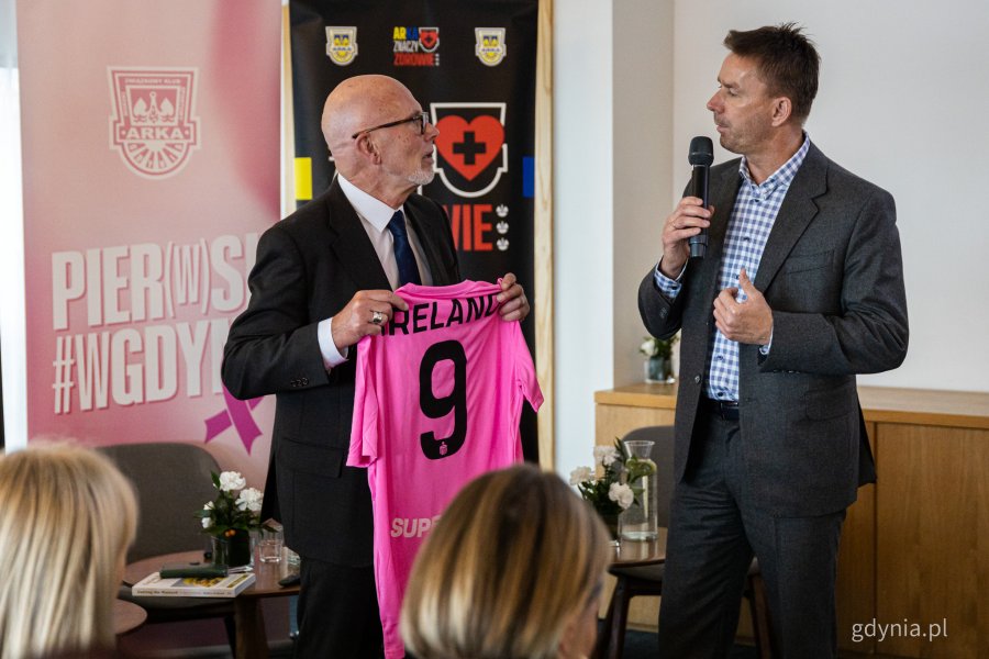 Doktor Robin Ireland i Marcin Gruchała. Konferencja European Healthy Stadia Network zorganizowana przez Arkę Gdynia, Gdański Uniwersytet Medyczny i Gdyńskie Centrum Zdrowia (fot. Kamil Złoch)