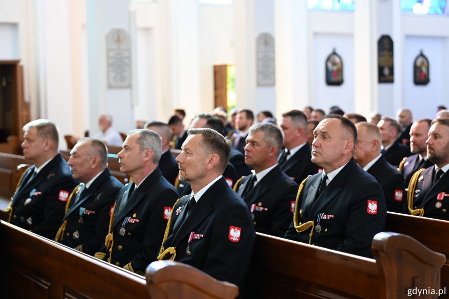 Przedstawiciele Marynarki Wojennej w mundurach na mszy w Kościele Garnizonowym