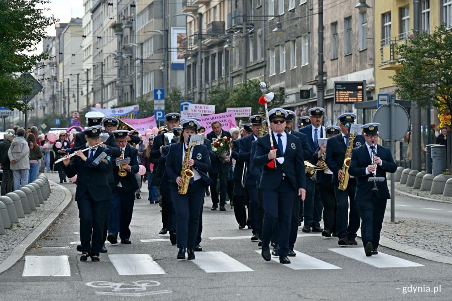 Orkiestra Dęta Gminy Kosakowo na czele Marszu R&oacute;żowej Wstążki (fot. Magdalena Czernek)