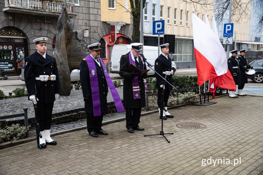 Odmówienie modlitwy przy pomniku "Ofiar terroru komunistycznego" w dniu pamięci o żołnierzach wyklętych, fot. Michał Sałata