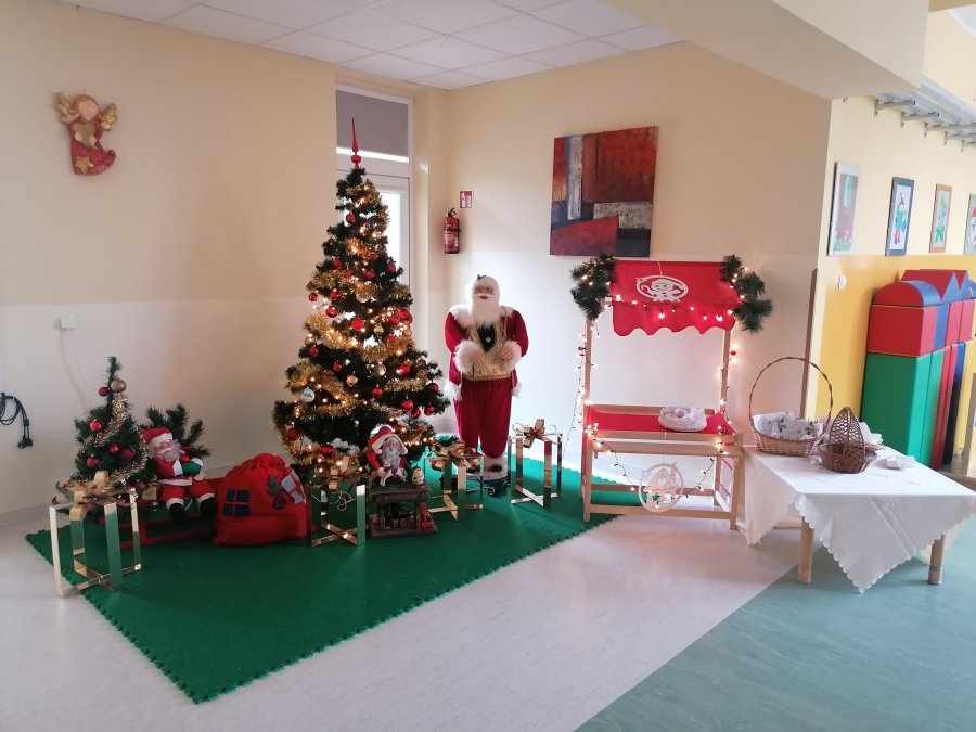 Choinka i paczki w Przedszkolu nr 50