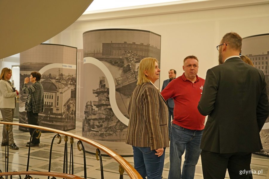 Radni Gdyni Beata Zastawna i Arkadiusz Dzierżyński podczas wernisażu wystawy &bdquo;Gdynia x 10&rdquo; 