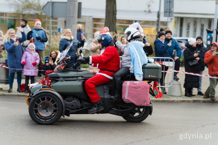 Przejazd przez Gdynię w ramach 23. edycji akcji &bdquo;Mikołaje na motocyklach&rdquo;. Prezydent Gdyni Aleksandra Kosiorek na motocyklu (fot. Paweł Budziński)
