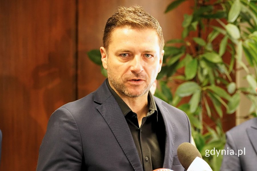 Wojciech Pertkiewicz, prezes zarządu Arki Gdynia, stojący przy mikrofonach