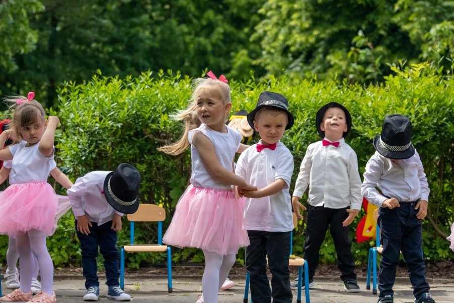 Dzieci podczas występu na terenie ogrodu 