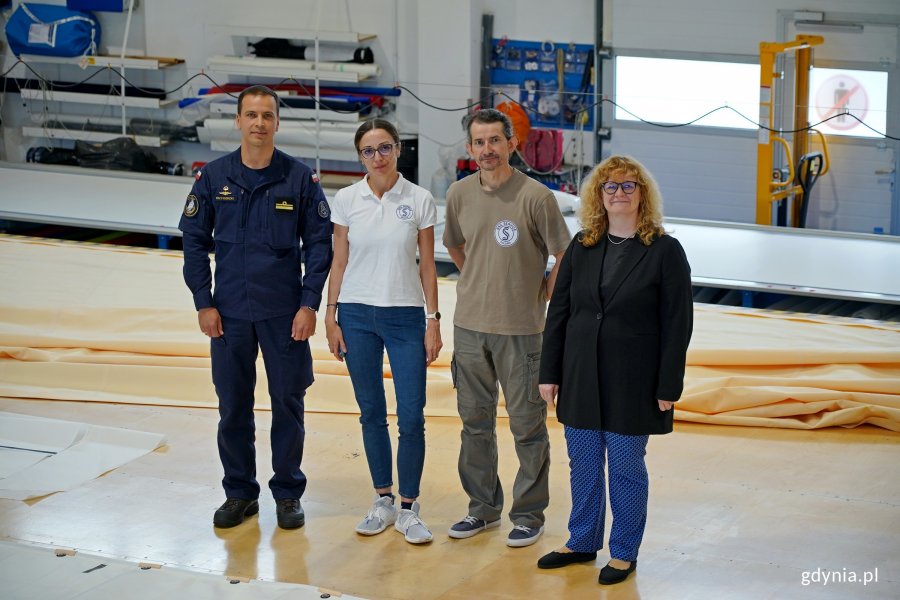 Od prawej: Joanna Leman &ndash; kierownik Referatu Wsp&oacute;łpracy z Zagranicą Urzędu Miasta Gdyni, Marcin Szostak &ndash; kierownik produkcji w Sail Service wraz z przedstawicielką firmy oraz kmdr ppor. Jakub Przygodzki &ndash; dow&oacute;dca okrętu szkolnego ORP &bdquo;Iskra&rdquo; podczas oficjalnego przekazania żagla stulecia Gdyni 