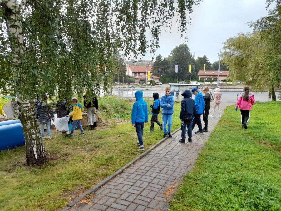 Uczniowie w trakcie działań