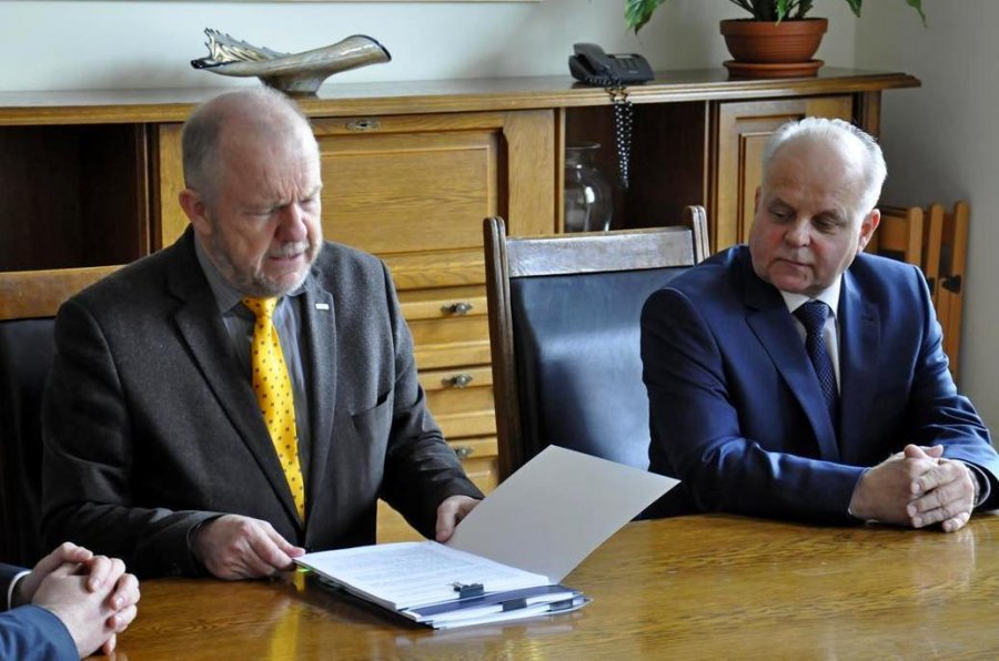 Podpisanie umowy z wykonawcą, od lewej wiceprezydent Gdyni Marek Stępa i Roman Rybak - prezes firmy wykonawczej, fot. Lechosław Dzierżak