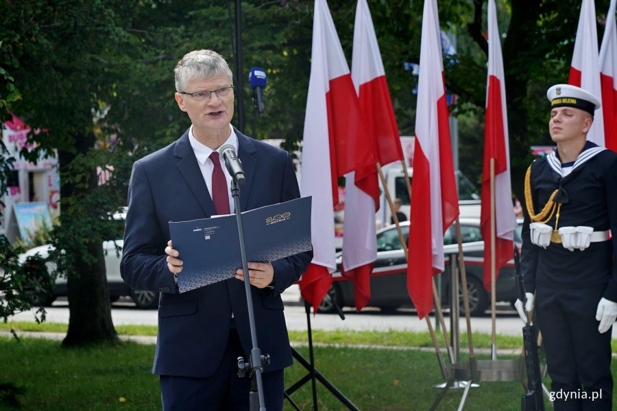 Wiceprezydent Gdyni Rafał Geremek odczytujący list od prezydent Aleksandry Kosiorek podczas uroczystości z okazji 82. rocznicy wybuchu powstania warszawskiego