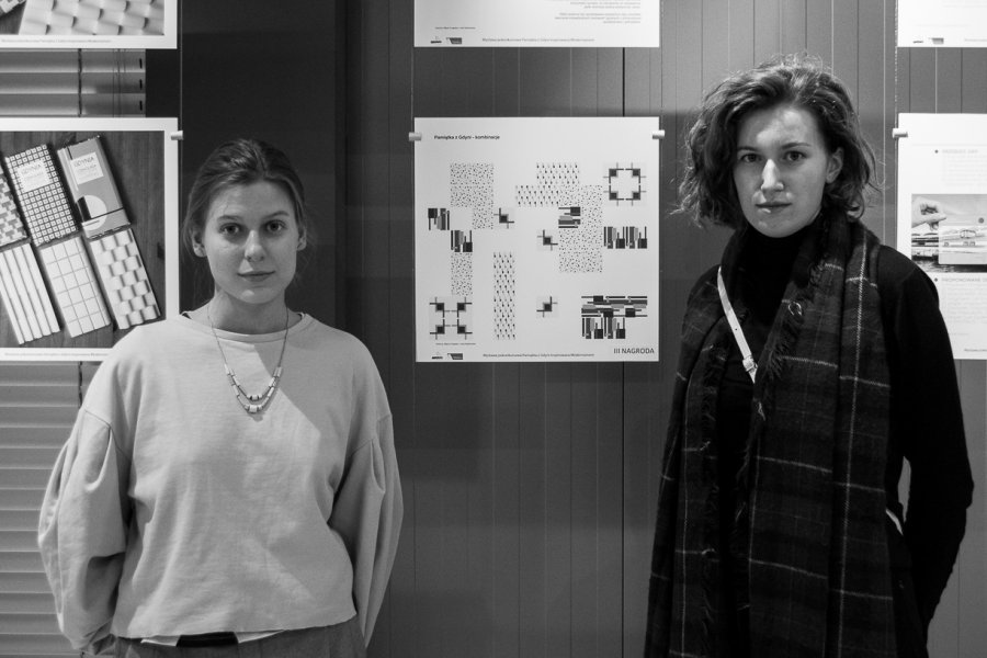 Maria Czapska i Julia Kędzierska zdobywczynie III miesca w konkursie "Pamiątka z Gdyni inspirowana modernizmem" przy swoim projekcie // fot. materiały prasowe