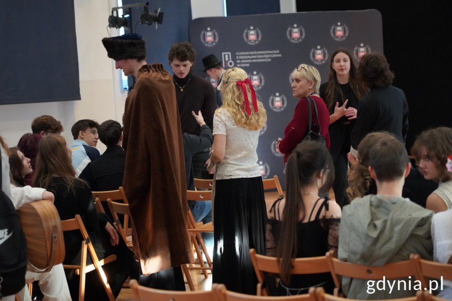 Uczniowie II LO na auli podczas obchodów dni patrona
