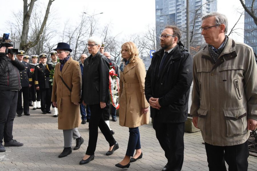 Złożenie kwiatów przy tablicy admirała floty Andrzeja Karwety // fot. Lechosław Dzierżak