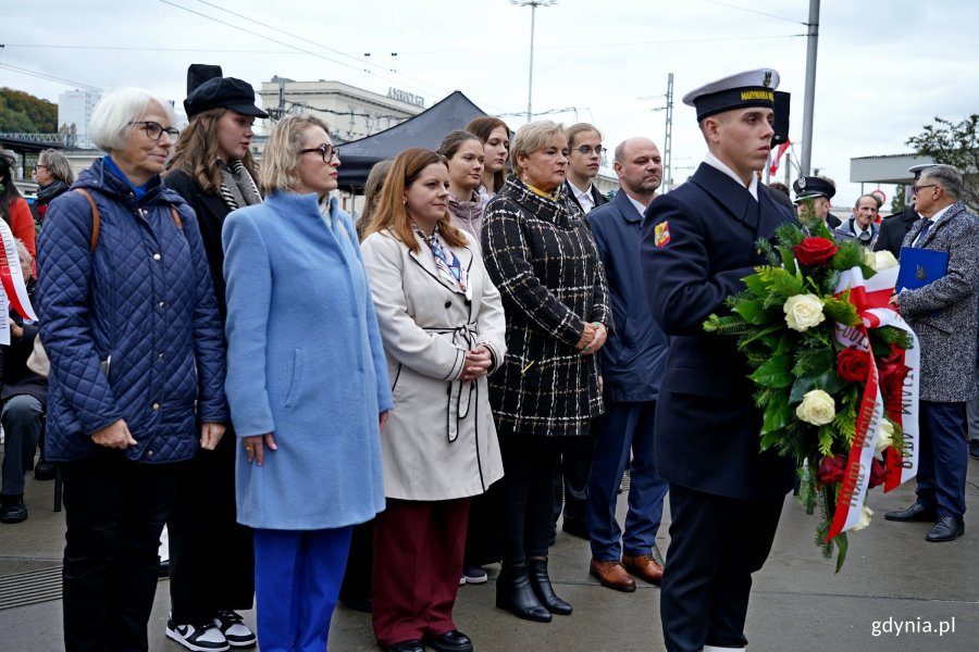 Delegacja gdyńskich samorządowców oraz przedstawicieli Młodzieżowej Rady Miasta Gdyni podczas uroczystości upamiętniających 86. rocznicę pierwszych wysiedleń gdynian. Od lewej: radne miasta Joanna Zielińska i Agnieszka Tokarska, prezydent Aleksandra Kosiorek, radna miasta Teresa Bysewska oraz Ireneusz Trojanowicz - wiceprzewodniczący Rady Miasta Gdyni 
