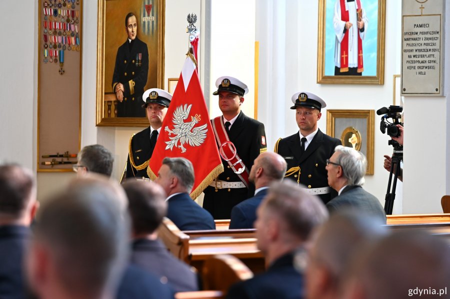Poczet sztandarowy w Kościele Garnizonowym (fot. Magda Śliżewska)