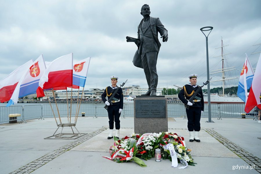 Posterunek honorowy przy pomniku inż. Tadeusza Wendy podczas uroczystości z okazji 162. rocznicy jego urodzin 