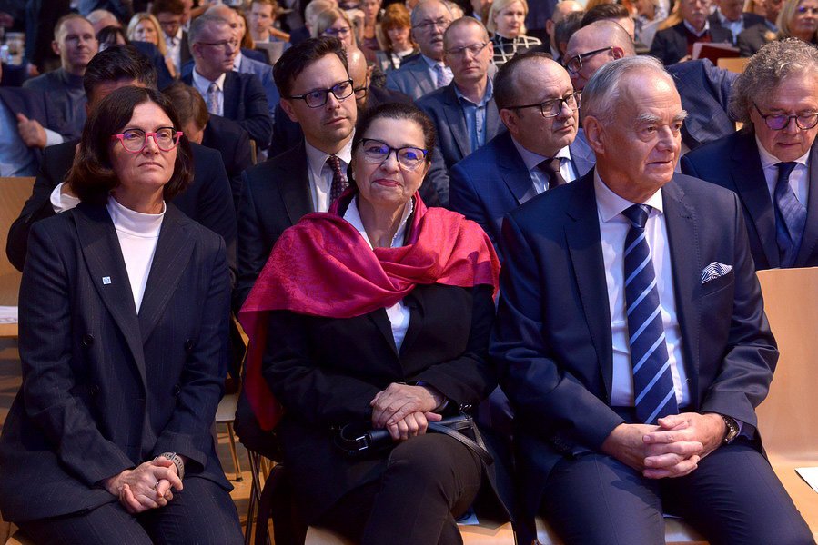 Uczestnicy Konwentu Gospodarczego Uczelni Fahrenheita. W pierwszym rzędzie (od lewej): Adriana Zaleska-Medynska - dyrektorka Uczelni Fahrenheita, Małgorzata Chmiel - posłanka na Sejm RP oraz dr Zbigniew Canowiecki - przewodniczący Konwentu Gospodarczego Uczelni Fahrenheita i prezydent Pracodawców Pomorza. W tle inne osoby biorące udział w spotkaniu // fot. Krzysztof Krzempek/Politechnika Gdańska