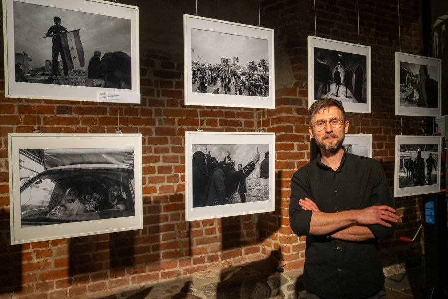 Maciej Moskwa zdobywca Grand Prix XXIX Pomorskiego Konkursu Fotografii Prasowej im. Zbigniewa i Macieja Kosycarzy Gdańsk Press Photo 2025 obok swoich prac