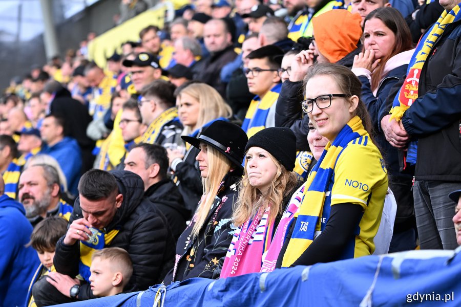 Kibice z różowymi akcentami podczas meczu Arki Gdynia z Pogonią Siedlce