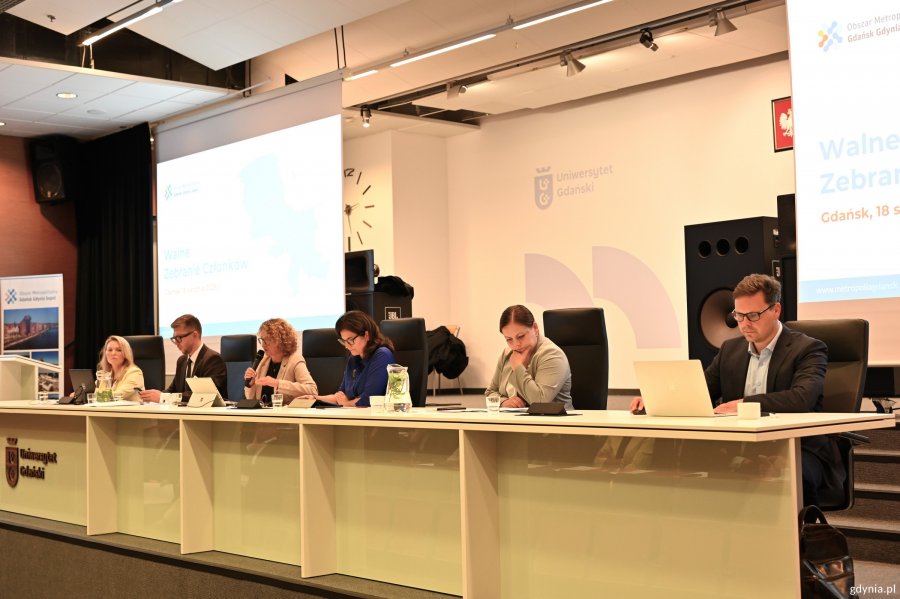 Na zdjęciu m.in.: Michał Glaser, prezes OMGGS, Magdalena Czarzyńska-Jachim, prezydentka Sopotu i przewodnicząca Rady OMGGS, Aleksandra Dulkiewicz, prezydent Gdańska, Aleksandra Kosiorek, prezydent Gdyni i Jakub Szlachetko z OMGGS