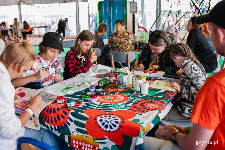 Uczestnicy zajęć w strefie Kids Zone na Open'erze malują torby i koszulki // fot. Karol Stańczak