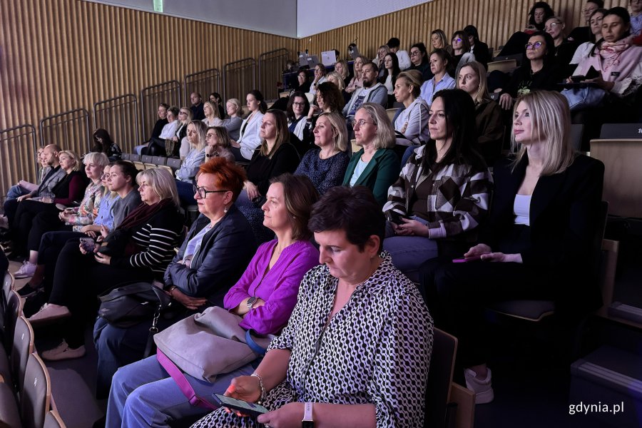 Ludzie w auli na widowni słuchający przemówienia