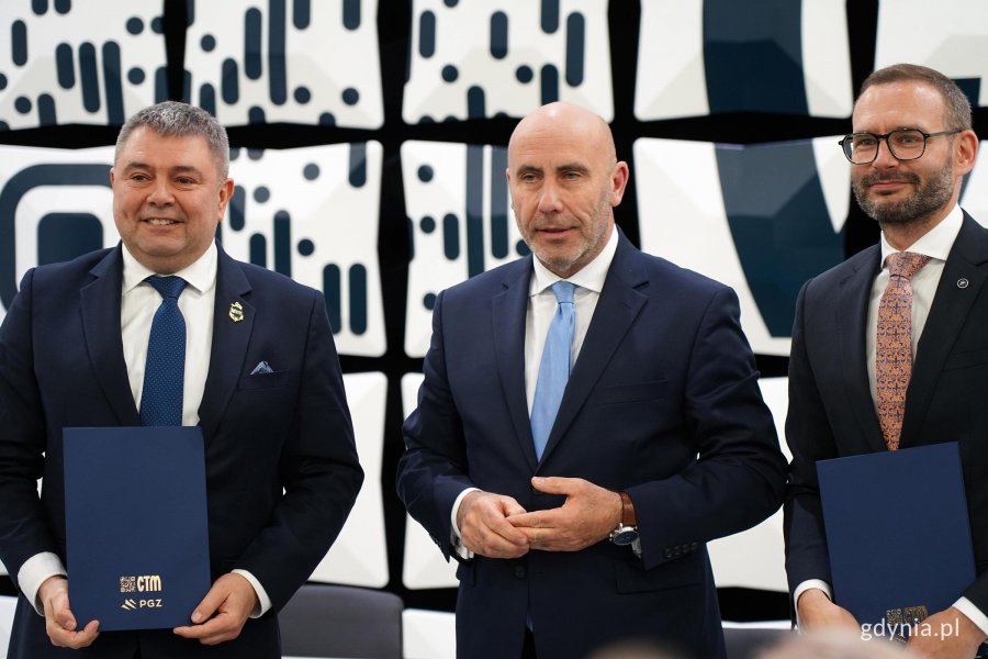 umowę inwestycyjną podpisali: Marcin Wiśniewski &ndash; Prezes Zarządu Ośrodka Badawczo-Rozwojowego Centrum Techniki Morskiej S.A.,&nbsp;Adam Leszkiewicz &ndash; Prezes Zarządu Polskiej Grupy Zbrojeniowej (PGZ) oraz&nbsp;Jan Grabowski &ndash; Wiceprezes Polskiej Grupy Zbrojeniowej S.A. (PGZ).