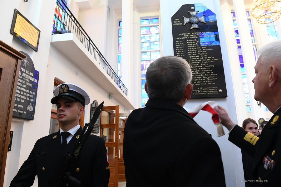 kadm. prof. dr hab. Tomasz Szubrycht - rektor-komendant Akademii Marynarki Wojennej w Gdyni (w środku) odsłania jedną z tablic upamiętniających absolwentów oficerskich szkół MW - kawalerów Orderu Virtuti Militari // fot. Krzysztof Miłosz/AMW