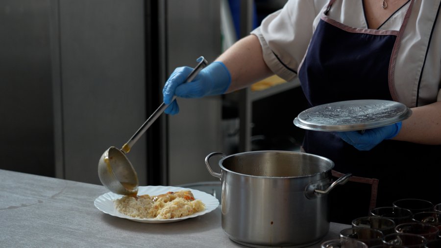 W jadłospisie SP nr 13 jest między innymi potrawka z kurczaka, ryż i sur&oacute;wka