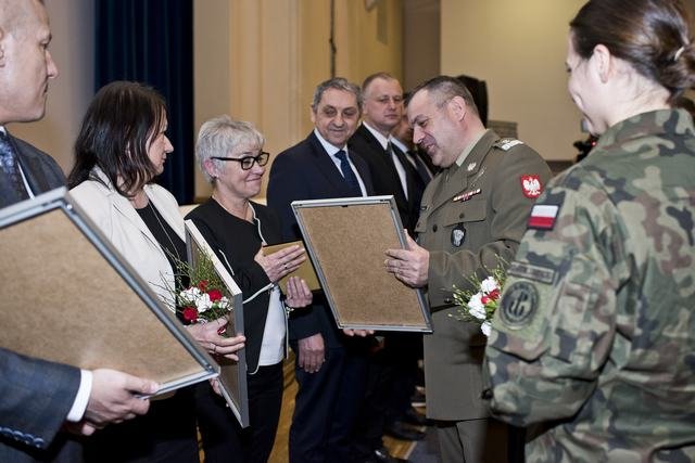 Nagrody wręczał dowódca WOT gen. dywizji Wiesław Kukuła 