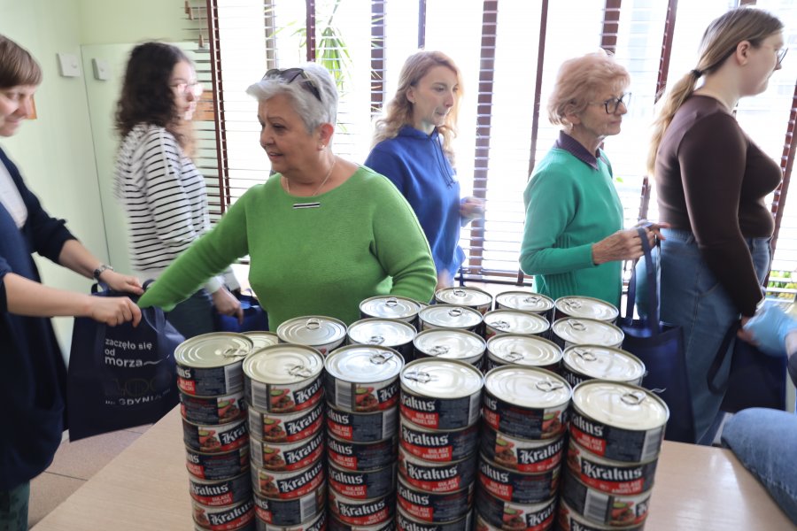 Kilkudziesięcioro wolontariuszy pracowało nad pakowaniem paczek dla os&oacute;b samotnych i potrzebujących (fot. Dorota Patzer)