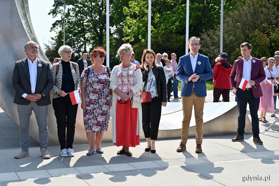 Na zdj. stoją przy pomniku Polski Morskiej (od lewej): prezydent Wojciech Szczurek, przewodnicząca RMG Joanna Zielińska, radni: Danuta Styk, Elżbieta Raczyńska, Anna Szpajer, wiceprzewodniczący RMG Jakub Ubych oraz Adam Labuhn 