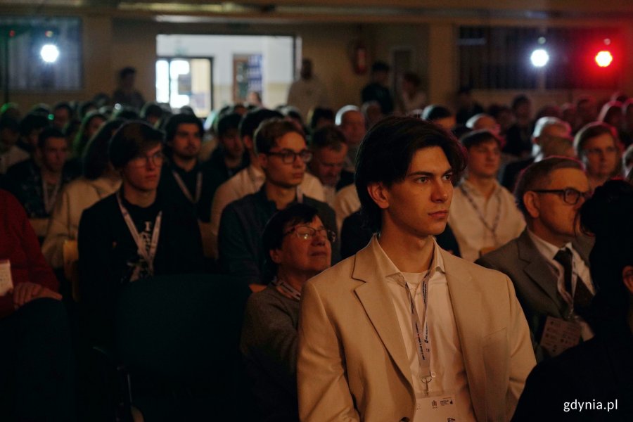 Uczestnicy olimpiady zgromadzeni w auli podczas otwarcia finału XLIX Og&oacute;lnopolskiej Olimpiady Wiedzy Elektrycznej i Elektronicznej