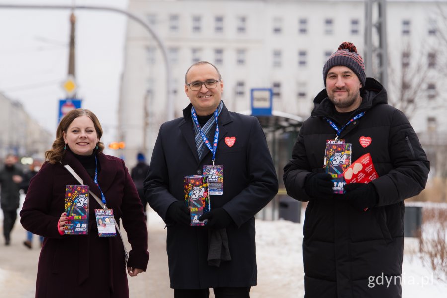 Od lewej: prezydent Gdyni Aleksandra Kosiorek, wicewojewoda pomorski Emil Rojek i wiceprezydent Gdyni Tomasz Augustyniak kwestujący na ul. Świętojańskiej