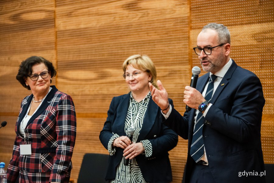 Od lewej: prof. Ewa Łojkowska - prezeska Klubu Kobiet Uczelni Fahrenheita i kierownik Zakładu Ochrony i Biotechnologii Roślin Międzyuczelnianego Wydziału Uniwersytetu Gdańskiego i Gdańskiego Uniwersytetu Medycznego, prof. Małgorzata Myśliwiec - członkini zarządu Klubu Kobiet Uczelni Fahrenheita i kierownik Katedry i Kliniki Pediatrii, Diabetologii i Endokrynologii Gdańskiego Uniwersytetu Medycznego oraz prof. dr hab. Piotr Stepnowski - rektor Uniwersytetu Gdańskiego podczas II otwartego spotkania Klubu Kobiet Uczelni Fahrenheita